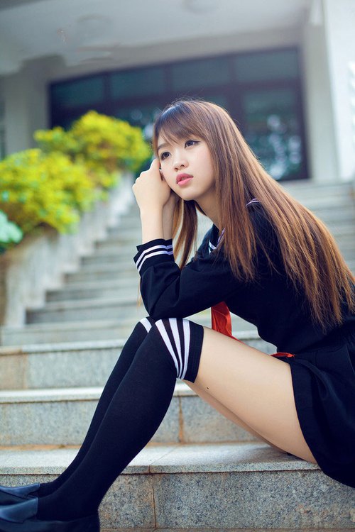 球队在全球篮球赛中打出精彩的团队配合，篮球赛队伍